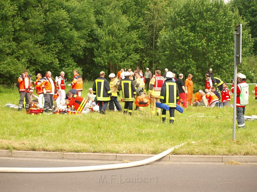 Schwerer Unfall mit Reisebus Lohmar Donrather Dreieck P079.JPG